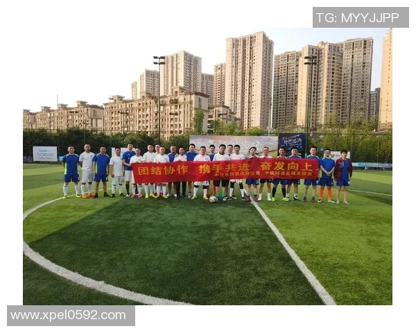 与足球明星携手共度浪漫时光的甜蜜爱情故事
