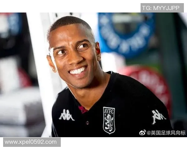 养狗的足球明星全能战士展现球场风采与宠物情深的完美结合